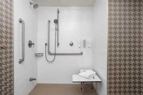Ένα μπάνιο στο Home2 Suites By Hilton Kitchener