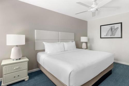a bedroom with a large white bed with a ceiling fan at Hilton Vacation Club Beachwoods Kitty Hawk in Kitty Hawk