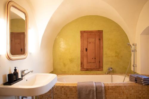une salle de bains avec lavabo et baignoire dans l'établissement Fromm's Guesthouse, à Malans