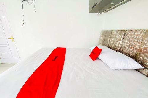 Ένα ή περισσότερα κρεβάτια σε δωμάτιο στο RedDoorz Syariah at GCL Bukittinggi