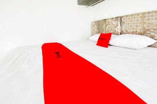 Ένα ή περισσότερα κρεβάτια σε δωμάτιο στο RedDoorz Syariah at GCL Bukittinggi