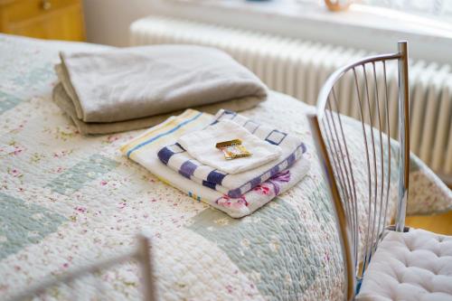 a bed with a blanket and a pillow on it at Haus Grün in Templin