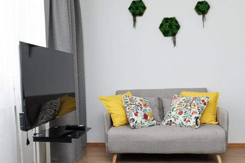 a living room with a couch and a mirror at Apartment Flora gemütlich und zentral in Mönchengladbach in Mönchengladbach