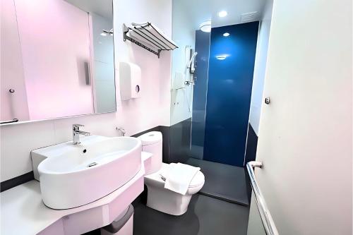 Gua SaiにあるPollodium Hotel China town KLの洗面台とトイレ付きのバスルーム