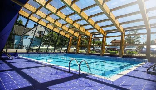 Бассейн в Park Poniwiec Resort или поблизости