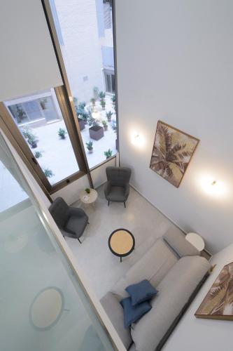 an overhead view of a living room with a couch and chairs at San Lázaro Suites in Granada