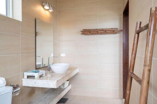 un bagno con lavandino e specchio di 2 bed villa close to Fishermans Village - KBR52 a Bophut