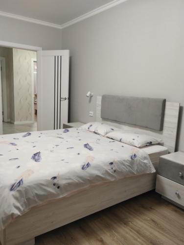 a bedroom with a large bed with white sheets at Апартаменти ЖК Скеля in Yaremche