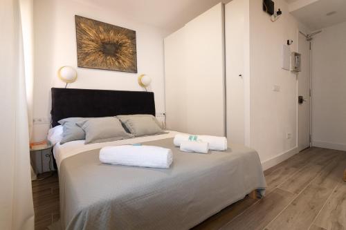 Postel nebo postele na pokoji v ubytování Charming Seaside Apartment in Barceloneta, Renovated with Stunning Sea Views