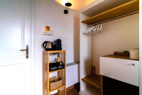 a room with a closet with a wooden shelf at Casale Magrini Affittacamere in Fiamenga