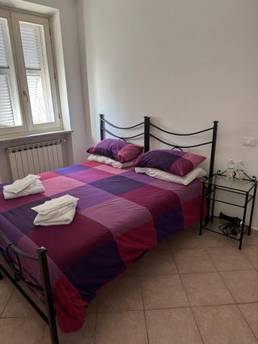 Ένα ή περισσότερα κρεβάτια σε δωμάτιο στο “Coccole nel borgo” 2min to outlet