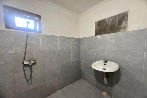 un baño con ducha y lavabo en BB Homestay Two, en Uluwatu