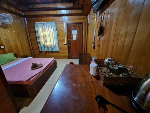 Llit o llits en una habitació de Phanyro Motel