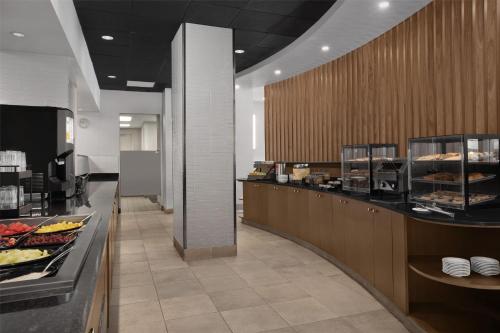 Köök või kööginurk majutusasutuses Hilton Garden Inn Denver Downtown