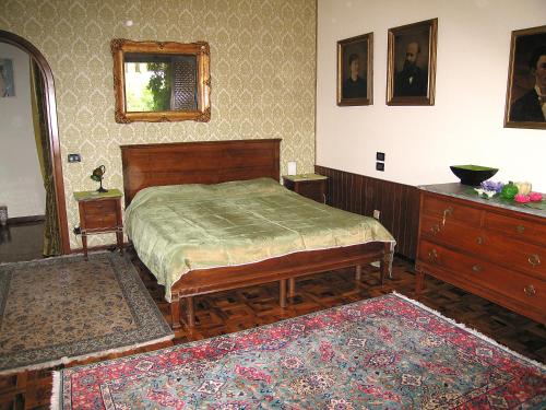 a bedroom with a bed and a dresser and a mirror at Villa Tra' Monti in Bassano del Grappa