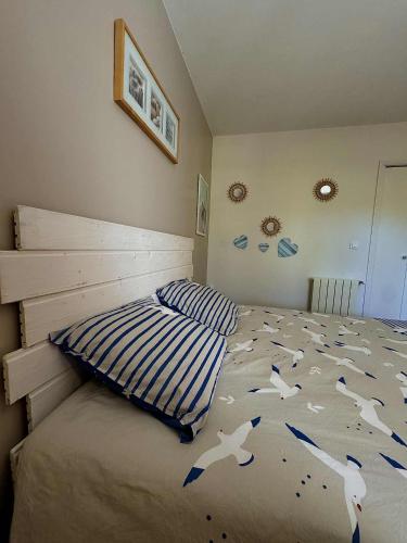 a bedroom with a bed with birds on it at Chambres d'hôtes Naturiste Les Trois Pins in Tourtrol