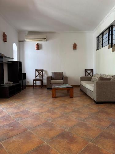 un salon avec deux canapés et une table basse dans l'établissement Casa Simo, à Charm el-Cheikh