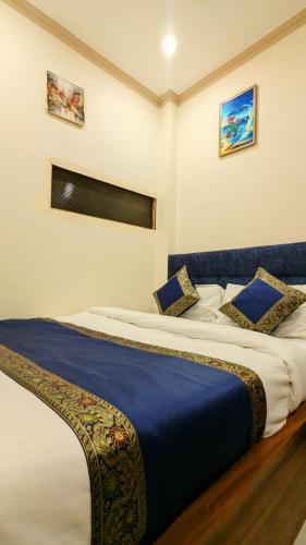 Una cama o camas en una habitación de The Kashi Elegance 2 Mins Walk to Kal Bhairav Temple