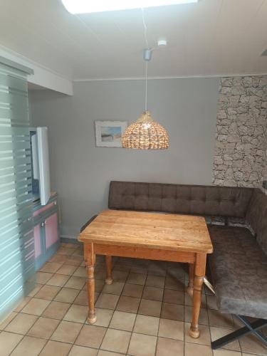 a dining room with a table and a couch at Unterkunft mit perfekter Lage zur Küchenwelt in Niederdorla
