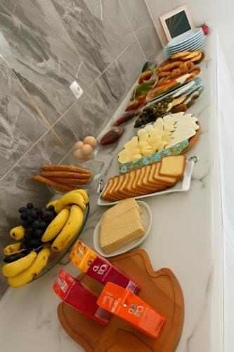 GölhisarにあるGÖLHiSAR MAVİ KONAK OTELのさまざまな種類の食べ物が並んだテーブル