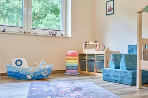 a childs room with a bed and a crib at Kanalkajüte Theodor in Hanerau-Hademarschen