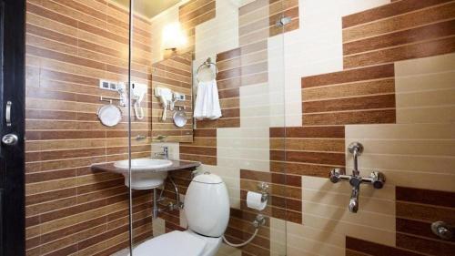 une salle de bains avec toilettes et lavabo dans l'établissement Mint By SR, à Calangute