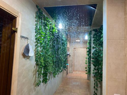 un corridoio con parete di edera verde di Aysberq Resort a Baku