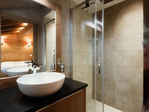 ein Badezimmer mit Waschbecken und Dusche in der Unterkunft Duplex 4★, 8 pers, cheminée, proche pistes - FR-1-304-295 in La Clusaz