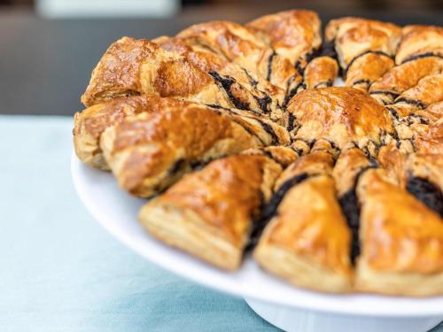 een bord gebak op een tafel bij ibis Styles Golden Sands Roomer Hotel in Goudstrand