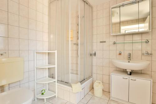 Un baño con lavabo, ducha e inodoro. en Bungalow Bernstein, en Ostseebad Nienhagen