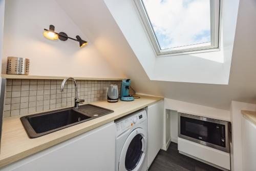Una cocina o zona de cocina en Le Cosy Comble - 10 min Campus Kerlann