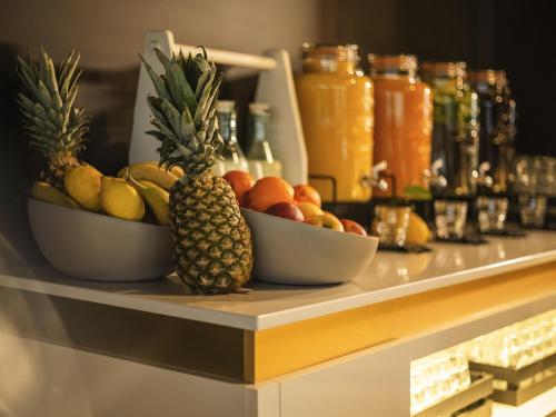 a counter with two bowls of fruit on a shelf at ibis Styles Arnhem Centre in Arnhem