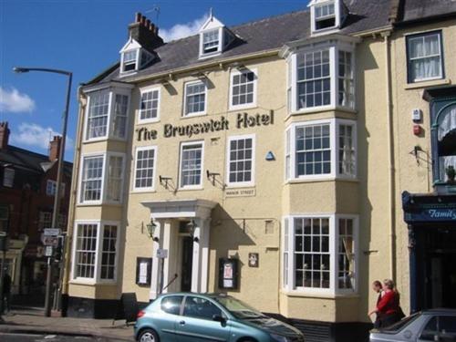 un edificio con un'auto parcheggiata di fronte di The Brunswick Hotel a Bridlington