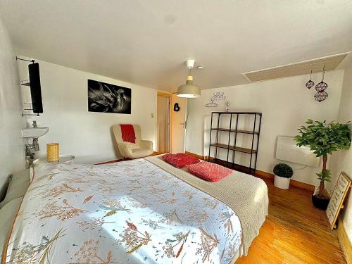 Postel nebo postele na pokoji v ubytování Le Grand Cerf gîte citadin