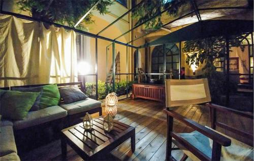 カーヴァ・デ・ティッレーニにある2 Bedroom Gorgeous Home In Cava De' Tirreniのソファとテーブルのあるリビングルーム