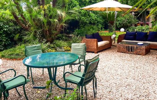 カーヴァ・デ・ティッレーニにある2 Bedroom Gorgeous Home In Cava De' Tirreniのテーブルと椅子と傘のあるパティオ