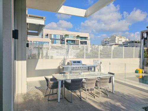 Un balcón o terraza en Luxury New Villa with Private Pool by FeelHome