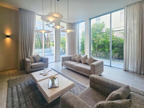 Un lugar para sentarse en Luxury New Villa with Private Pool by FeelHome
