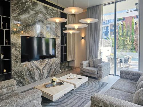 Un lugar para sentarse en Luxury New Villa with Private Pool by FeelHome