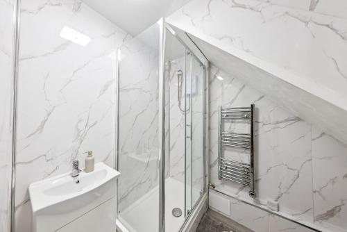 Koupelna v ubytování 3Bed, Sleeps 7, TV in Each Room, Garden, Parking