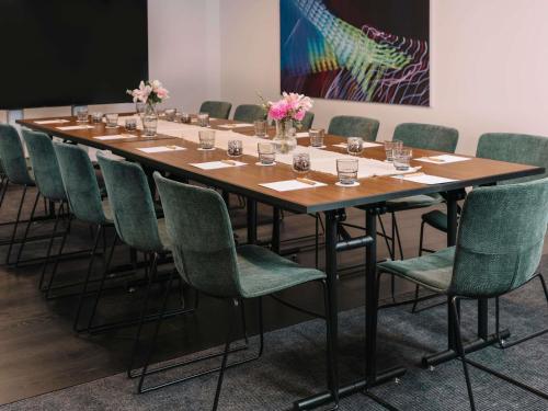 Restoran atau tempat lain untuk makan di Movenpick Hotel Melbourne On Spencer