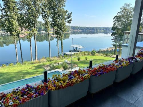 Fotografie z fotogalerie ubytování The Luxe Waterside Retreat v destinaci Jonesboro