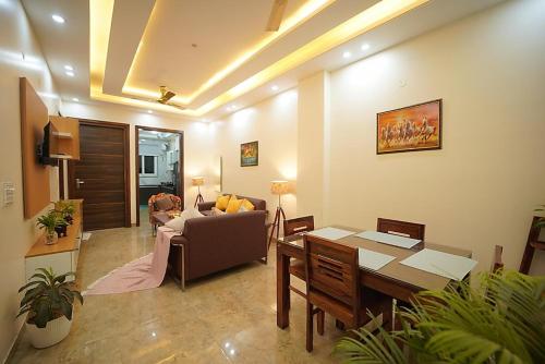 Posezení v ubytování Lime Tree Two BHK Service Apartment Golf Course Road Gurgaon