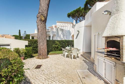 Residential cul-de-sac walking distance to centre, private pool, free AC wifi