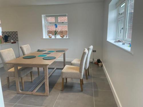 Gambar di galeri bagi A super double bedroom di Timperley