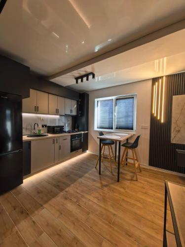 a kitchen with a table and chairs in a room at Atractiv Two Luxury in Dudu