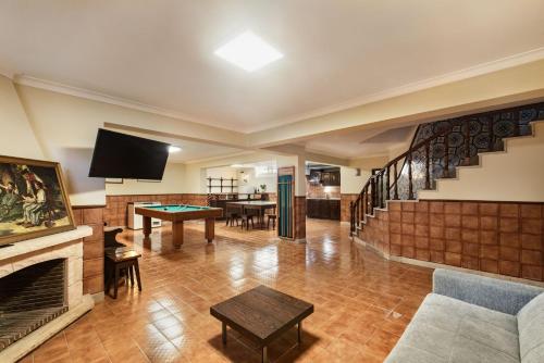Residential cul-de-sac walking distance to centre, private pool, free AC wifi