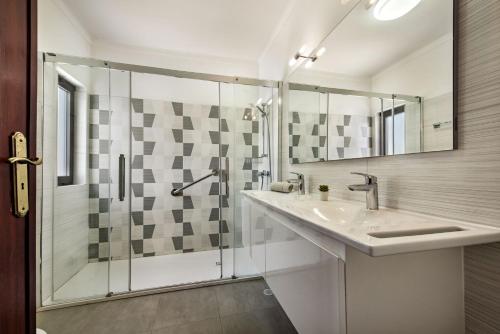 Residential cul-de-sac walking distance to centre, private pool, free AC wifi