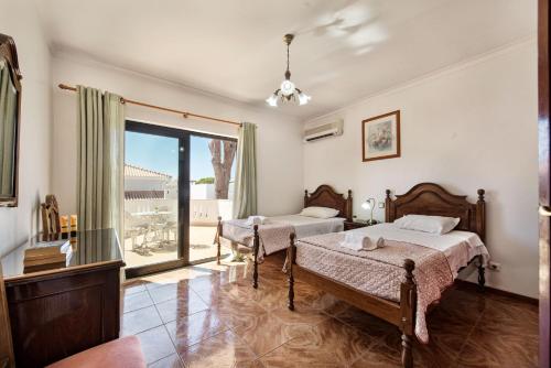 Residential cul-de-sac walking distance to centre, private pool, free AC wifi