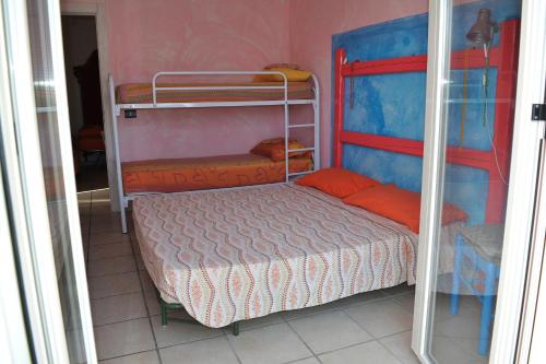 1 dormitorio con 2 literas en una habitación en Casa Carolina, en Agropoli